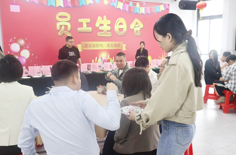 Bữa tối nhóm do công ty tổ chức cho nhân viên