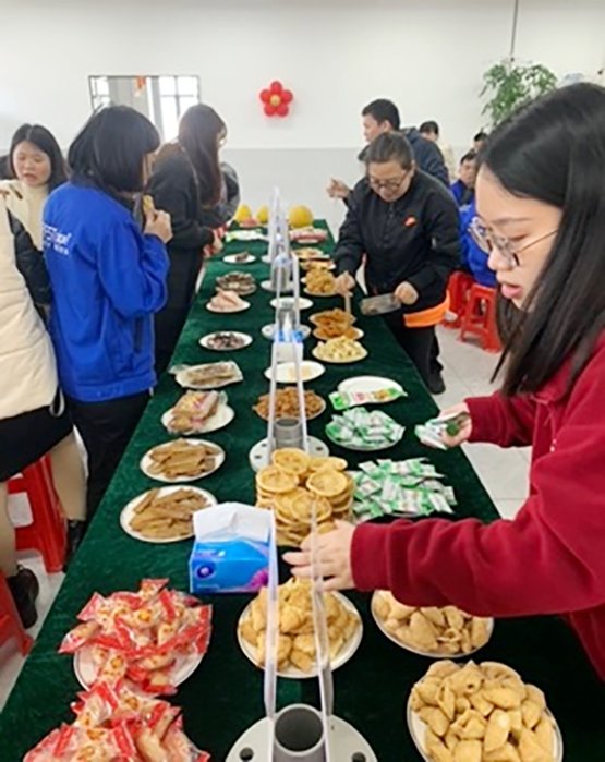 Nhân viên công ty thưởng thức các bài tập xây dựng đội ngũ